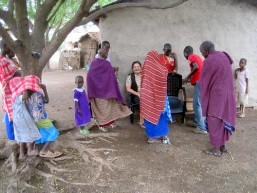 Besuch bei den Massai in Mikocheni. bei 40 Grad. HHk e.V. 
