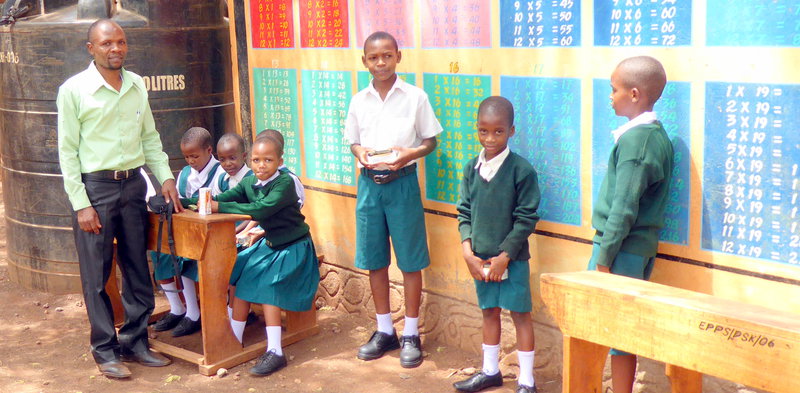 Schulbesuch unserer Patenkinder in der Ebenizer-Schule. HHK e-V. Tansania