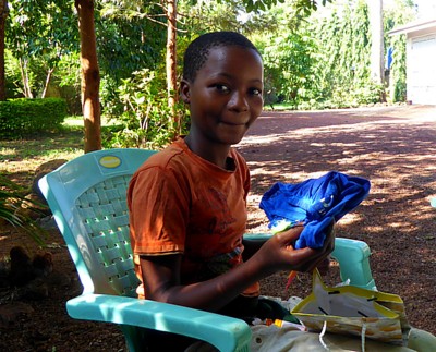 Geschenke mitgebracht von Paten. Tansania / Afrika. Helfende Hände für Kinder e.V. HHK