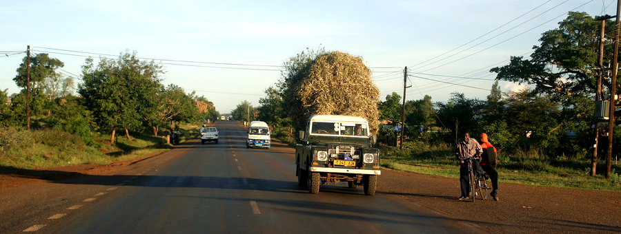 Heutransport auf der Hauptstraße  Moshi-Arusha /Tansania. HHK e.V. 
