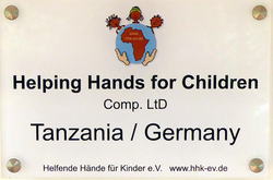 Spenden für Helfende Hände für Kinder e.V. Patenkinder in Afrika, Tansania, Namibia. Schild vor Ort. 