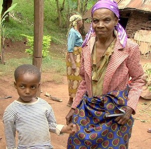 Hunger in Afrika HHK e.V. Patenbkind Lucy mit Großmutter.