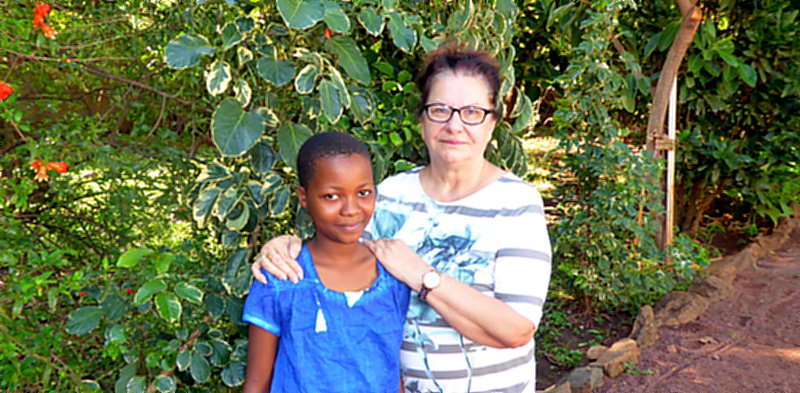 Patenkind Cecilia beim HHK in Tansania mit Brigitte Schmidt