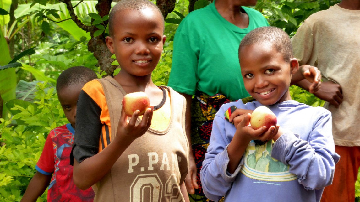 Paten unterstützen Nora und Mozaline in Tansania, Patenkinder des HHK e.V.