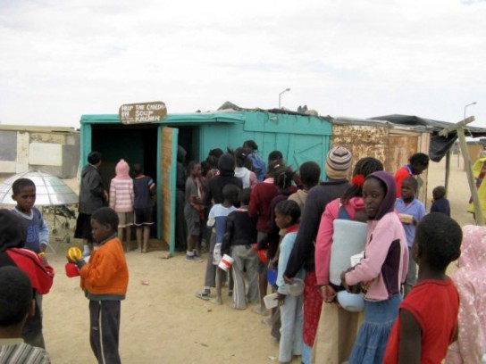 Namibia, wartende vor DRC Suppenküche für HHK e.V.